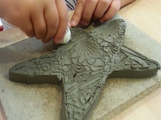 Creta Rossa organizza corsi di ceramica per bambini e adulti tutto l'anno. Contatta il laboratorio per informazioni ed essere aggiornato sul prossimo corso in programma. 